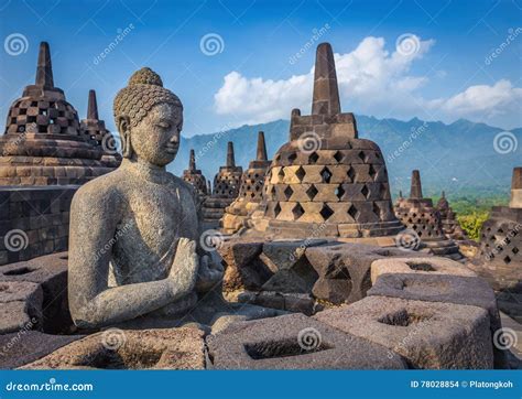 De Boeddha van Borobudur Een Mysterieus Glimlachen en een Ontzagwekkende Monumentale Pracht!